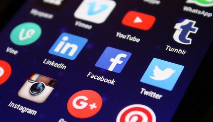 redes-sociales-celular