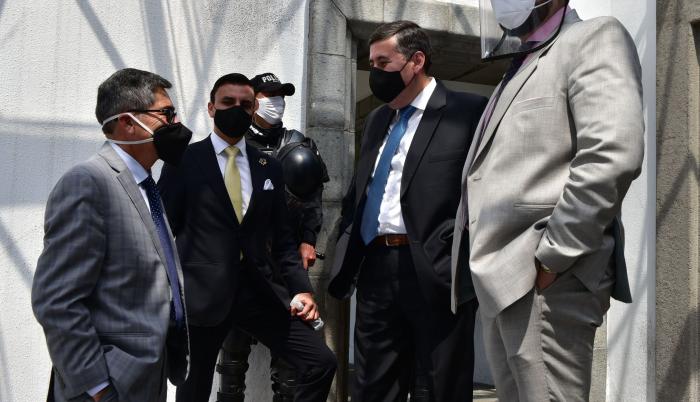 abogados de los acusados en el caso sobornos acudieron a la audiencia de apelación.