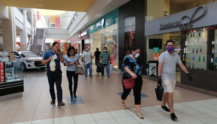 sin mascarillas en un centro comercial