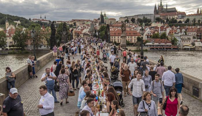 Coronavirus_Praga_Banquete_Puente