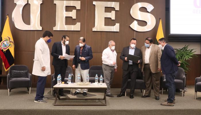 doctores de la mesa técnica de Guayaquil del covid-19