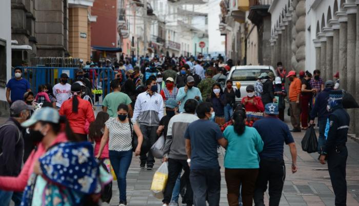 El incumplimiento de la restricción de movilidad incrementa los casos positivos en Quito.