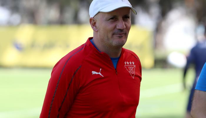 Pablo-Repetto-entrenador-LigadeQuito-Antonio-Valencia-salida