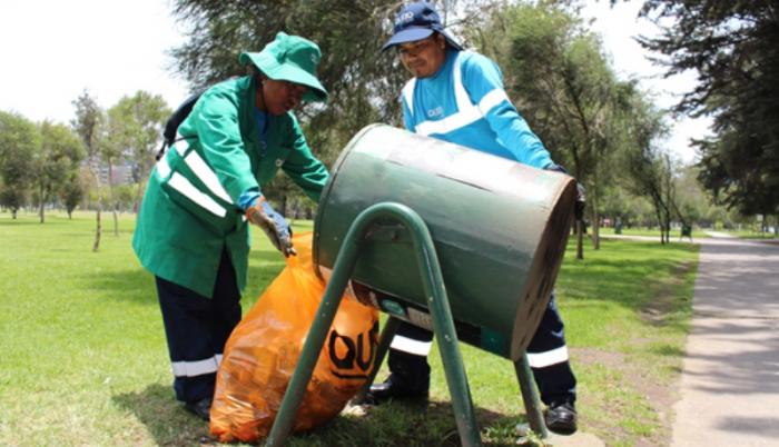 Los obreros se encargan de la limpieza del espacio público.