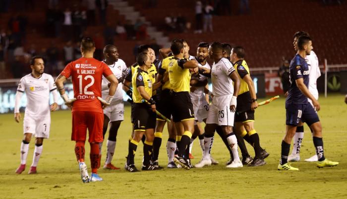 El delantero uruguayo, de Liga de Quito, fue suspendido tres meses por empujar e insultar al árbitro y tratar de agredir a un rival.