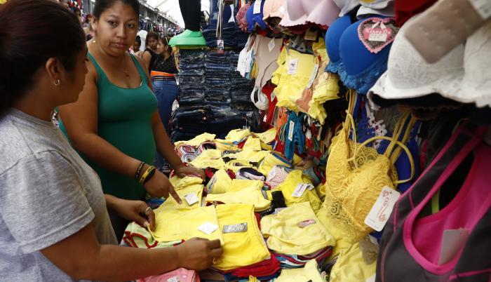 En los locales se ofertan interiores a dos y tres dólares, o tres por $ 5.