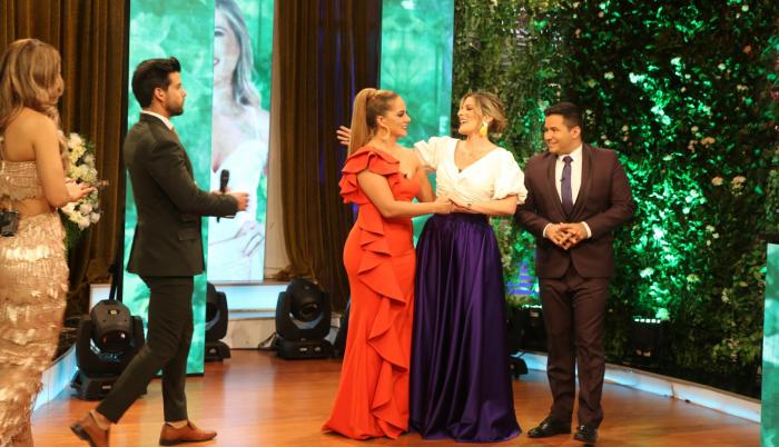Las presentadoras junto a La Caramelo, Efraín y Henry