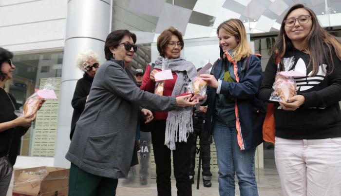 Acto. Organizaciones de mujeres llegaron a la Corte Constitucional para entregar guaguas de pan embarazadas.