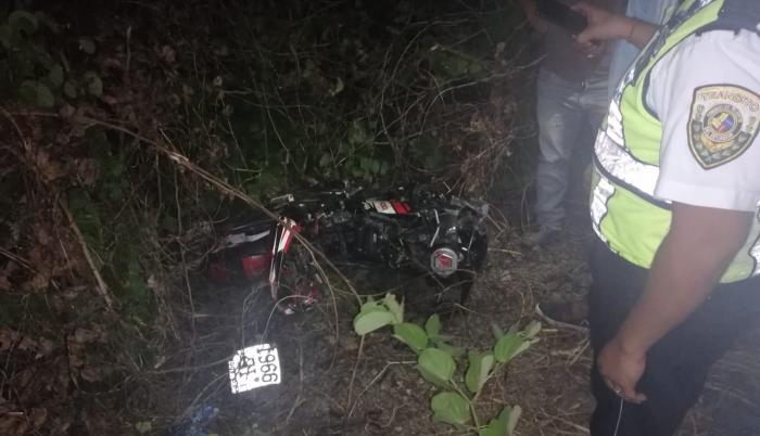 La moto quedó destrozada entre los matorrales de la cuneta donde fue a parar.