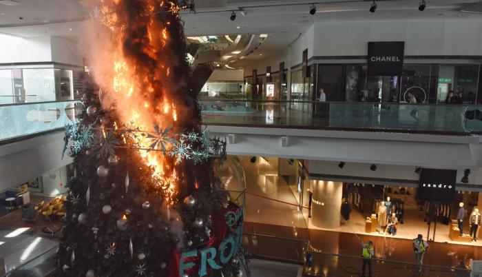 Un árbol de navidad fue quemado por protestantes en el centro comercial Festival Walk de Kowloon Tong, Hong Kong.