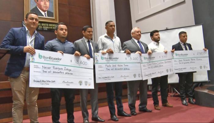 Los primeros estudiantes en recibir los créditos, junto al rector de la universidad y del presidente del directorio de la entidad bancaria (Cortesía).