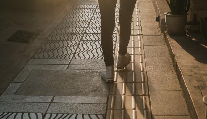 El estudio apunta a que caminar despacio es una señal de problemas aún décadas antes de la vejez.