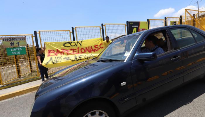 Malestar. Eduardo Vargas y Geoconda Cedeño, socios de Barcelona, muestran un mensaje de inconformidad a Julio Díaz, vicepresidente administrativo del Ídolo.