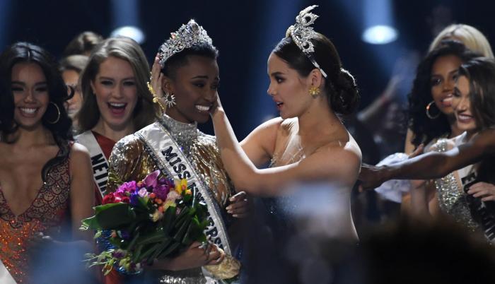 Catriona Gray, Miss Universo de 2018, coloca la corona a su sucesora.