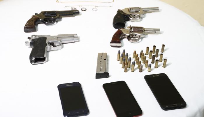 Armas de grueso calibre, varias municiones y celulares fueron las evidencias que la policía les decomisó.