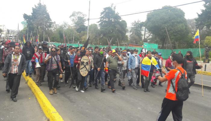 Jaime Vargas, presidente de la Confederación de Nacionalidades Indígenas del Ecuador, junto a manifestantes, salió este viernes desde el Ágora de la Casa de la Cultura, en Quito, en dirección al Centro Histórico.