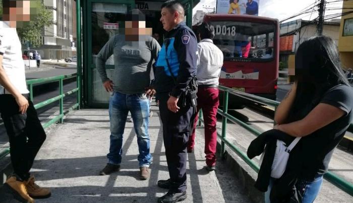 Una mujer que se movilizaba en el vehículo denunció el robo.