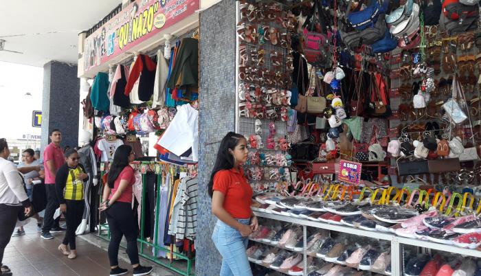 Los negocios del centro de la ciudad abrieron sus puertas como un día normal. (Martha Torres)