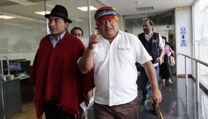 Comparecencia. Los dirigentes indígenas, Leonidas Iza (izquierda) y Jaime Vargas (derecha), a su llegada ayer a la
