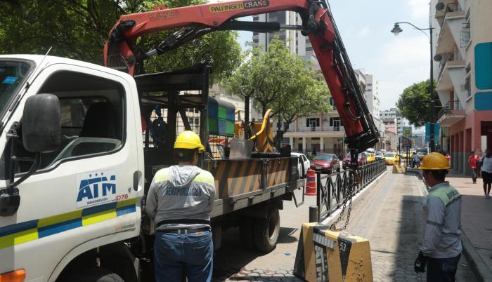 Personal de la ATM colocó ayer muros de hormigón en la berma situada en Víctor Manuel Rendón y Pedro Moncayo. La finalidad es impedir que taxis y vehículos particulares utilicen el espacio de estacionamiento, así como los otros siete distribuidos en el ce