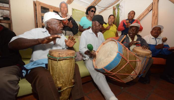 Integrantes. La agrupación está conformada por seis hombres y cuatro mujeres oriundos del cantón Río Verde, en Esmeraldas. Su disco fue presentado en la capital.