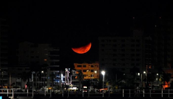 La luna roja se pudo captar claramente desde el malecón de Salinas.