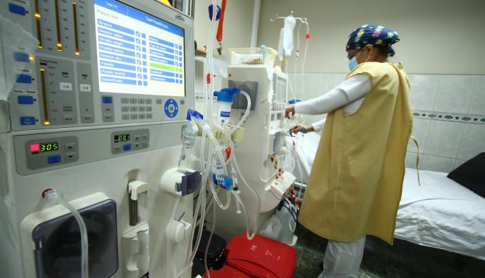 Centros de diálisis de Guayas, Pichincha y Santa Elena atraviesan una crisis por falta de pago del Ministerio de Salud.