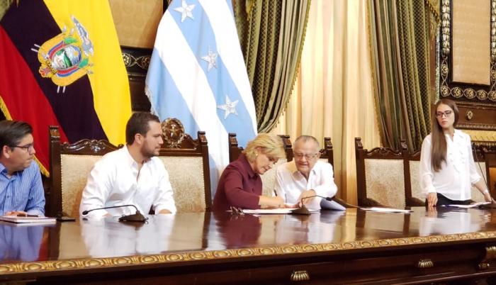 Otros contratos que se firmaron son los de la intervención de la calle Clemente Ballén, desde Lorenzo de Garaycoa hasta la avenida Quito; y la regeneración de la avenida Roberto Serrano entre la avenida 25 de Julio y Domingo Comín.
