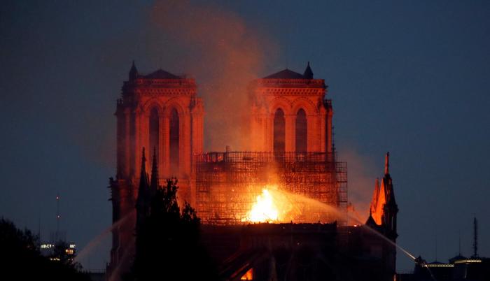 Un Ave Maria contra el espanto del fuego en Notre Dame