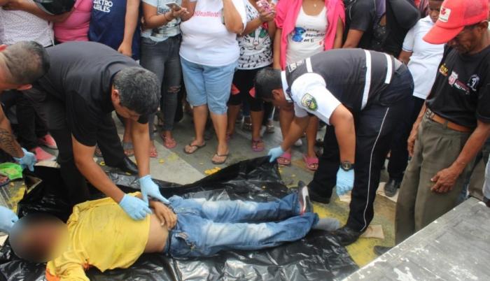 El hombre, de 64 años, falleció tras ser impactado por un trailer mientras vendía sus roscas.