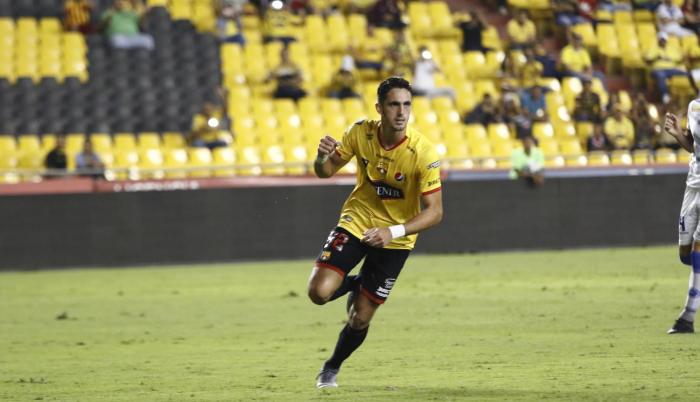 Referencial. Leonardo Camapana celebra el triunfo de Barcelona frente a Santa Rita en el estadio Monumental.