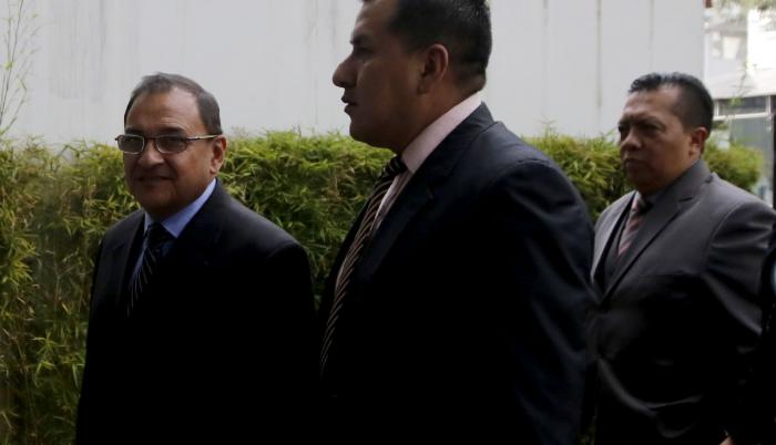 Espinosa (i), a su arribo a la Inspectoría de la Policía.