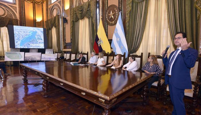 La alcaldesa de Guayaquil, Cynthia Viteri, recibió los diseños conceptuales del nuevo Aeropuerto Internacional de Guayaquil en Daular.