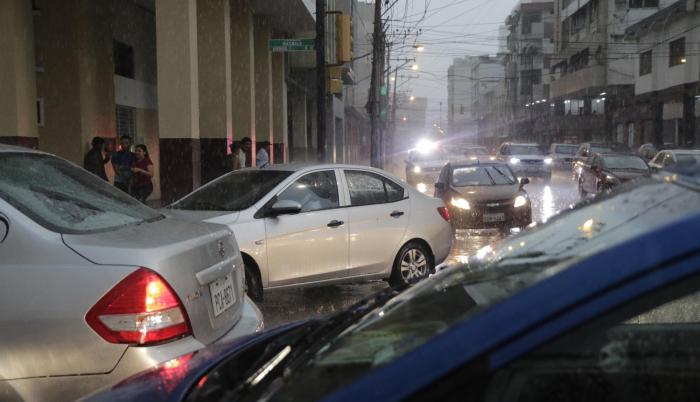 Congestión vehicular por la lluvia en Guayaquil.