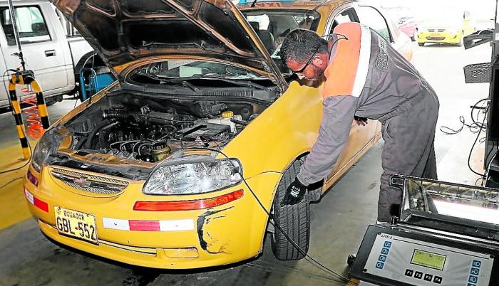 Medidas. Tener buenas condiciones mecánicas es uno de los requisitos de los taxis para aprobar el censo.