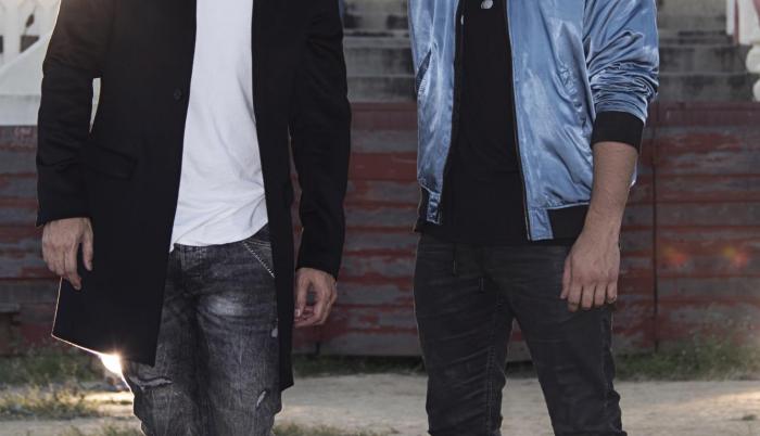Mauricio (Dandee) y Alejandro (Cali) saltaron a la fama con la canción Volver, que logró posicionarlos en la industria hispana. Han hecho colaboraciones con Fonseca, Nacho, Sebastián Yatra, Tini, entre otros.