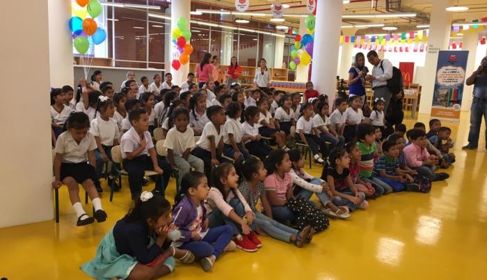Un centenar de niños conmemoraron el Día Internacional del Libro.