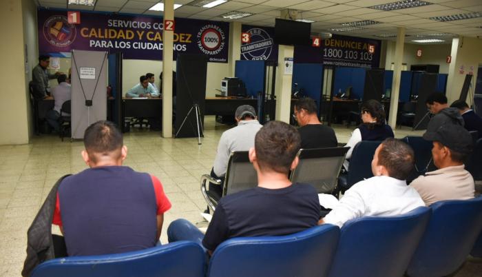 Usuarios esperan su turno en las oficinas de brevetación.