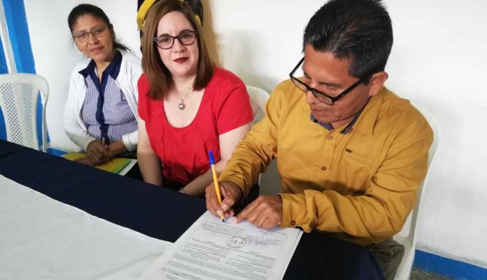 Posesión. La subsecretaria de Educación posesiona a Teófilo González, rector de la escuela Homero Espinoza.