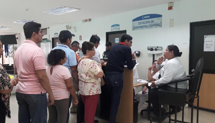 Los afiliados que no fueron atendidos en los dispensarios del IESS tuvieron que hacer filas para reagendar sus citas médicas. (Martha Torres / Expreso)