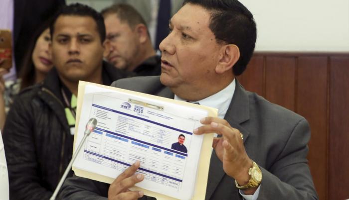 Sesión. El asambleísta Fausto Terán (Alianza PAIS) muestra una de las infracciones cometidas por José Tuárez.