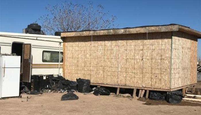 Dentro de esta caseta de madera sin ventanas ni baño fue hallado el grupo de 67 indocumentados ecuatorianos y guatemaltecos.