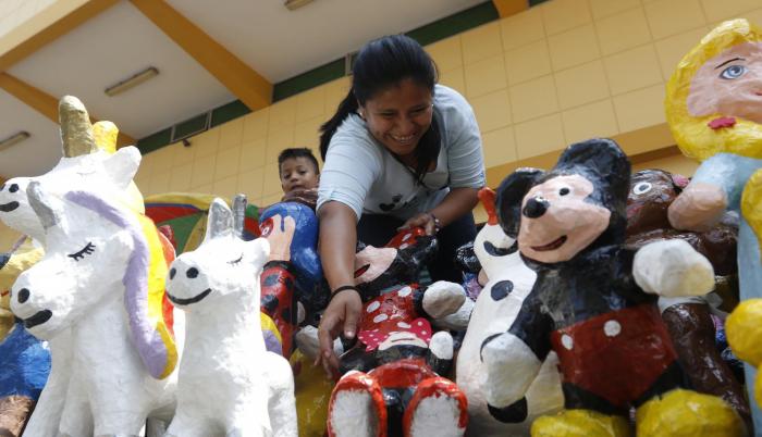 Los niños prefieren los muñecos pequeños para llevarlos entre sus brazos. Identifican al personaje por sus colores y no por su forma.