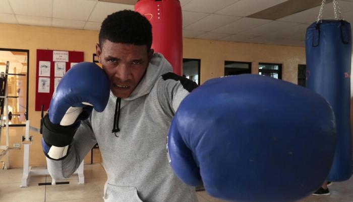 Erick Bone, boxeador de Portoviejo, entrena para su encuentro.
