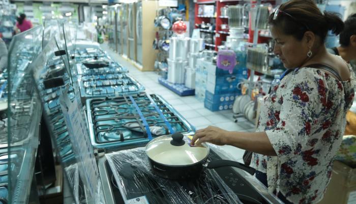 Comercio. El Gobierno busca asegurar los derechos del consumidor. En la foto una tienda de Guayaquil.