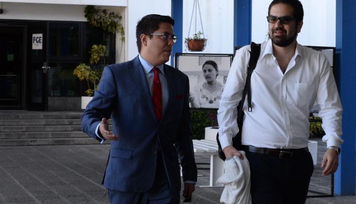 Carlos Soria (I) abogado de Ola Bini, dijo que ya estaban enterados que se iba a extraer la información del teléfono.