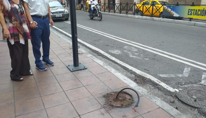 A la altura de la calle Chile, se han retirado dos postes de alumbrado público.