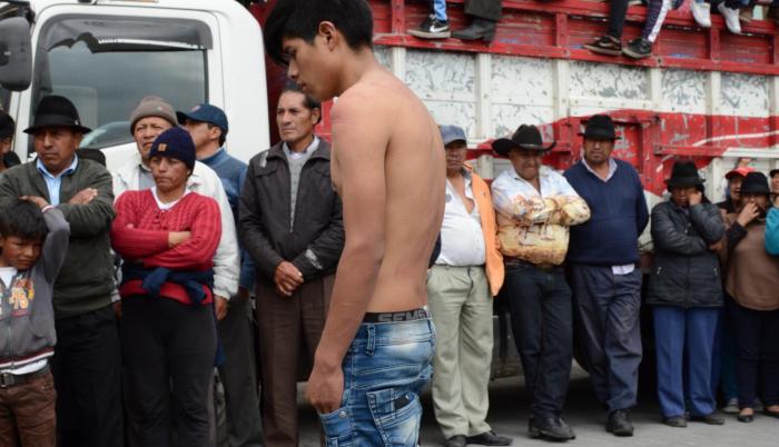 Luis Chugchilán fue acusado de asesinar a la madre de su hijo y también al menor el pasado mes de marzo. Este se entregó a las autoridades de la comunidad indígena que lo sometieron a su justicia.