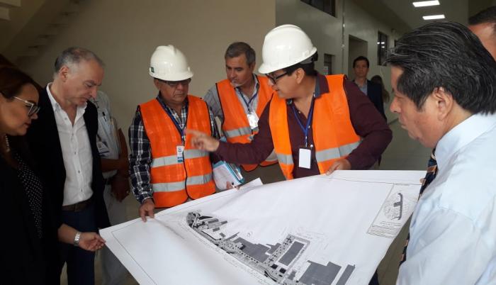 Revisan el mapa del proyecto Delta que se ejecuta en la Universidad de Guayaquil.