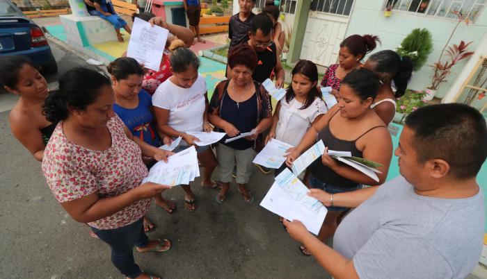 Reunión. Los moradores tenían plazo hasta hoy para pagar su primera planilla. Ayer se reunieron nuevamente para mostrar los precios que consideran exagerados.
